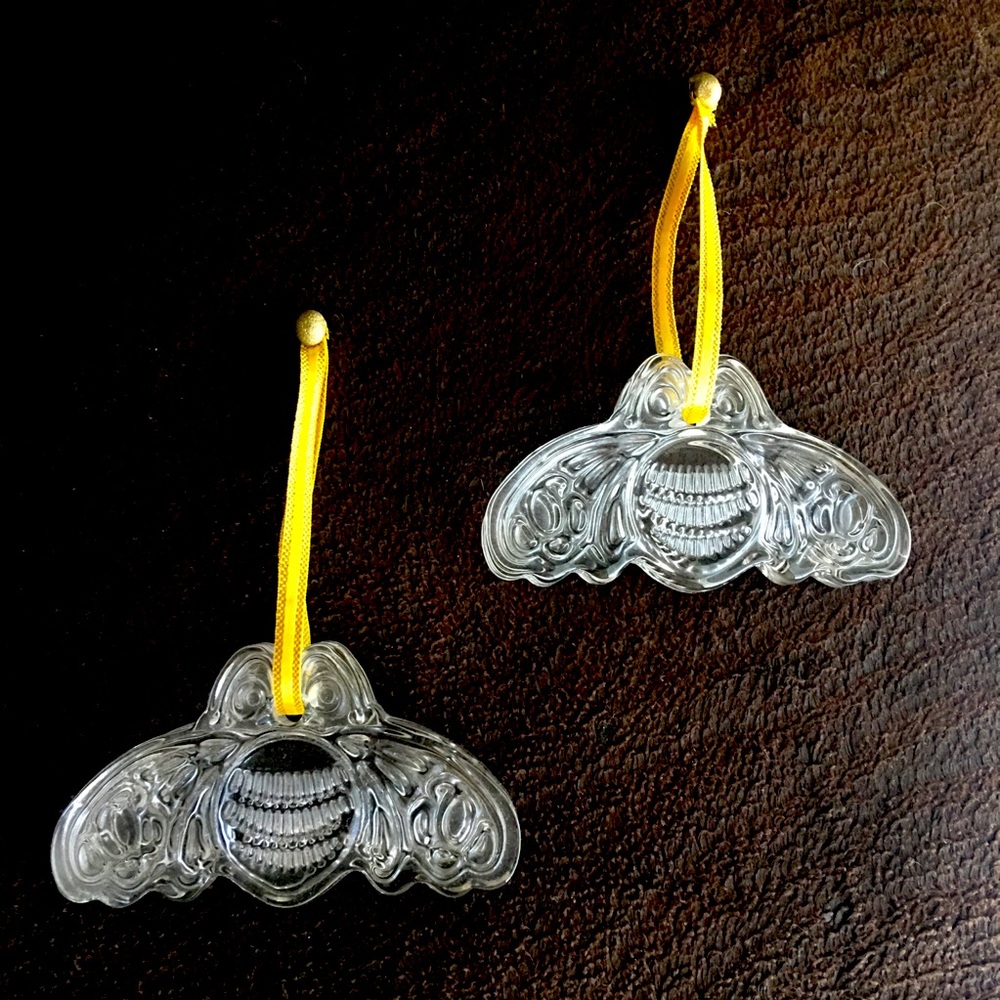 2 glass bees 🐝 🐝 🎄